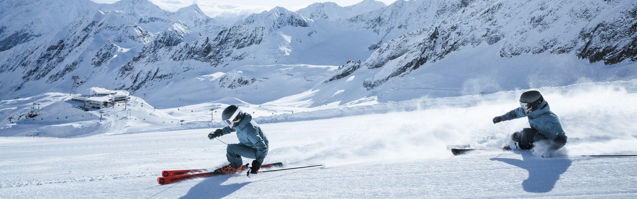 2 Personen beim Ski fahren 