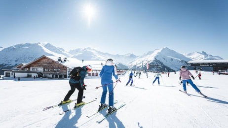 Skifahrer auf Piste in St. Anton