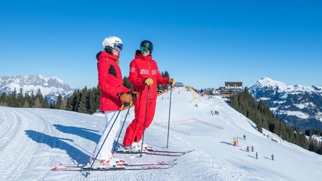 2 Skifahrer stehend in Kitzbühel