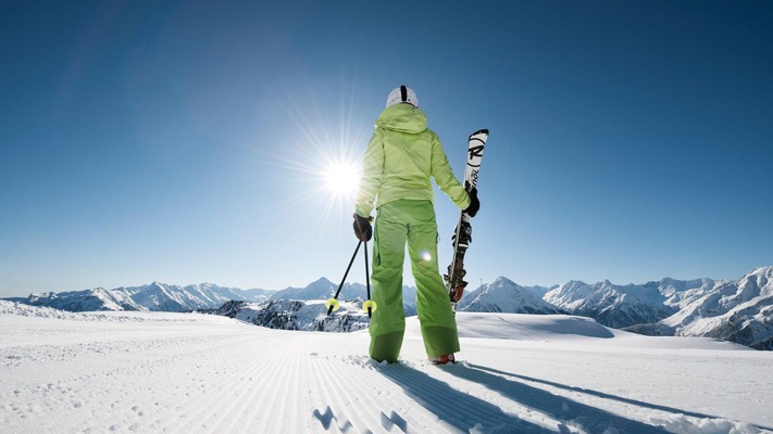 1 Skifahrer stehend von hinten im Zillertal