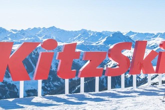 Logo KitzSki vor Bergpanorama