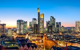 De skyline van Frankfurt 's nachts
