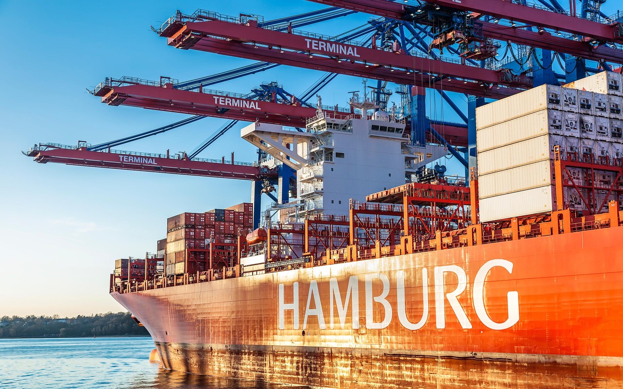 Nave di container di Amburgo © Gerard1610/iStock/Thinkstock