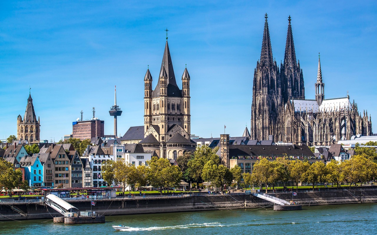 Köln Blick auf Altstadt © iStock.com / SeanPavonePhoto