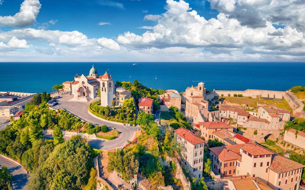 Cattedrale di San Ciriaco / Ancona © Andrew Mayovskyy - stock.adobe.com