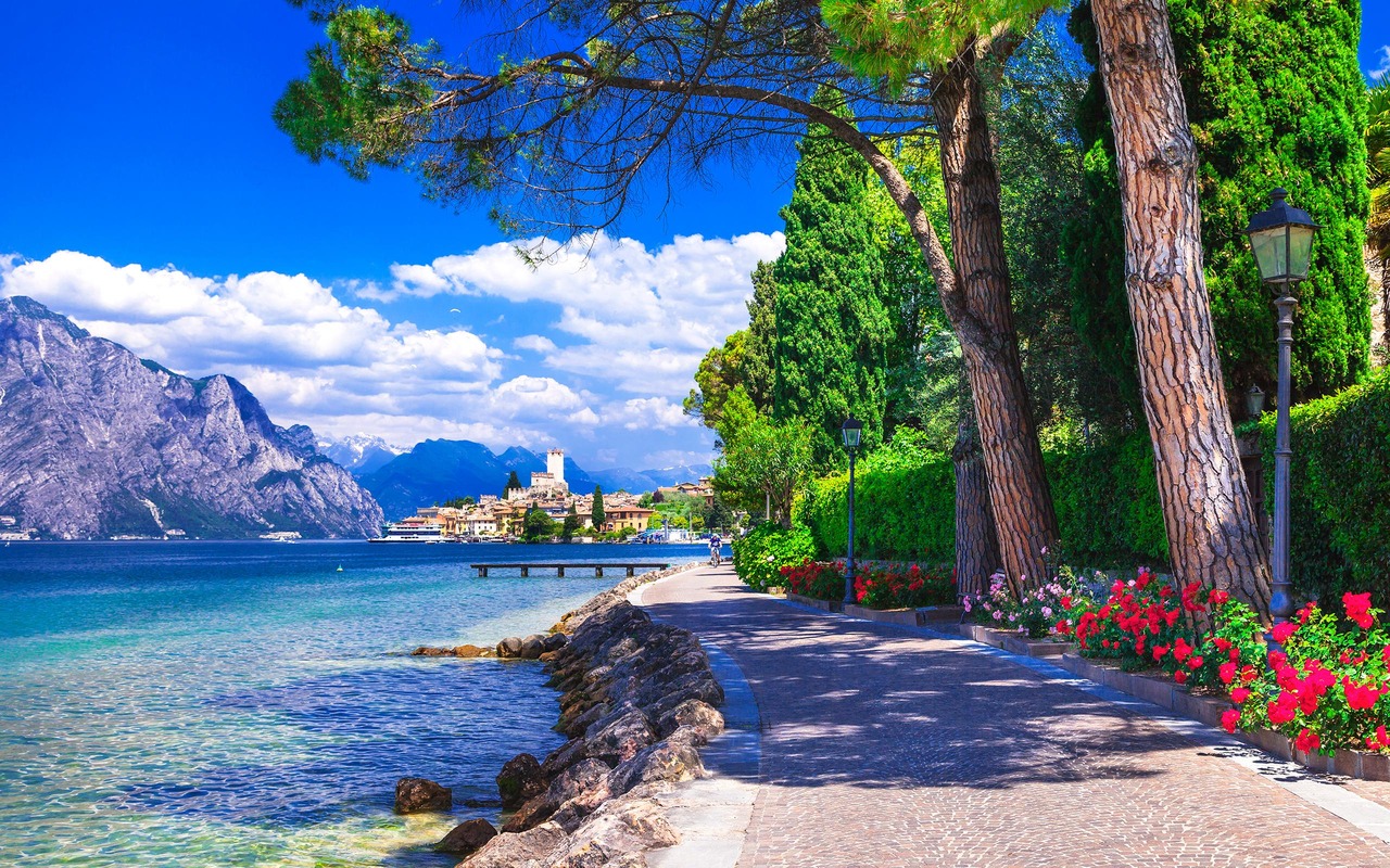Lake Garda promenade © Freeartist/iStock/Thinkstock