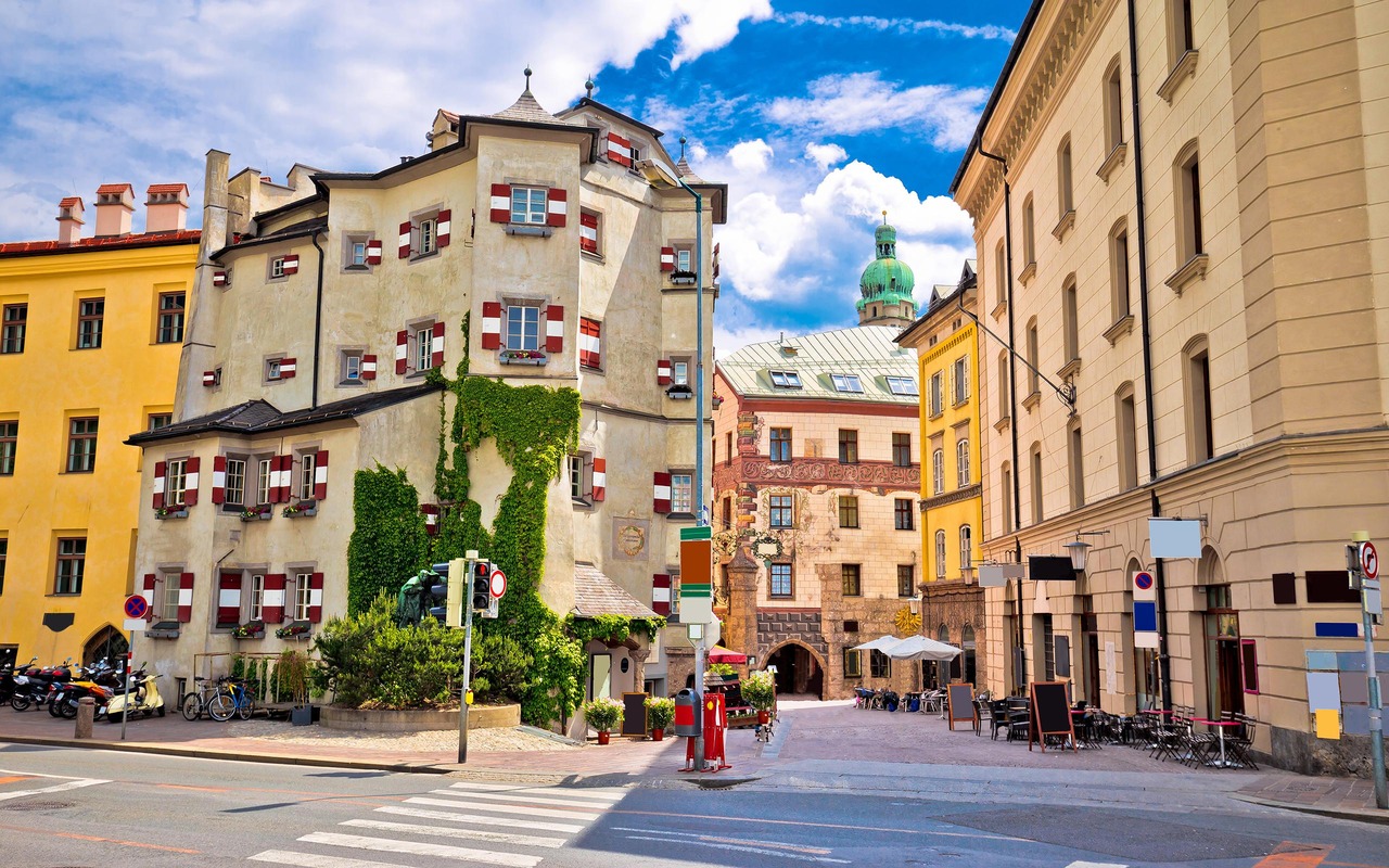 Innsbruck Altstadt-Gebäude © iStock.com / xbrchx