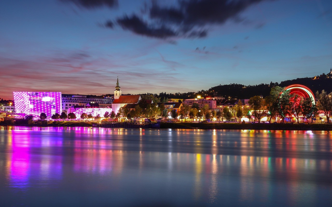 Linz at night