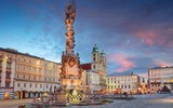 Piazza della città di Linz al tramonto
