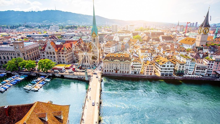 Vue sur la ville de Zurich avec rivière Limmat 