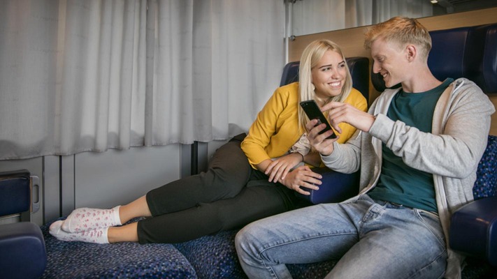 Ein junges Pärchen turtelt im Sitzwagen © ÖBB / Harald Eisenberger