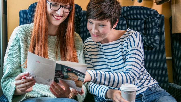 Jugendliche Mädchen im Sitzwagen © ÖBB / Harald Eisenberger