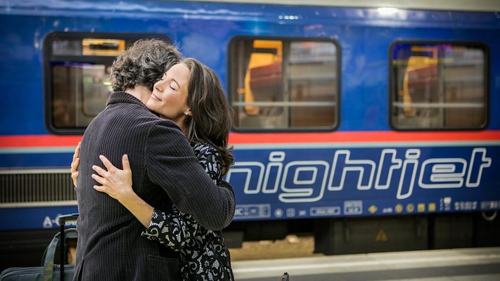 Couple says goodbye in front of Nightjet 