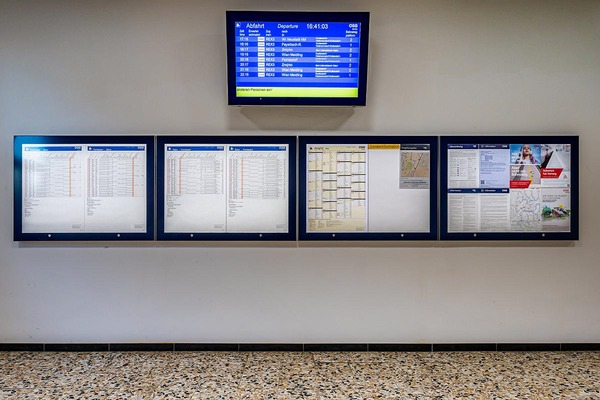 © ÖBB / Harald Eisenberger Fahrpläne am Bahnhof