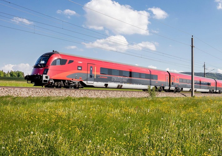 ÖBB Railjet in Sommerlandschaft