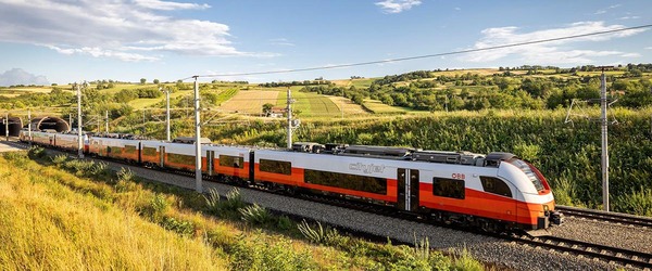 © ÖBB / Harald Eisenberger Railjet in Landschaft