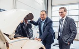 Regionalmanager Schmolmüller & Vorstand Loidl inspizieren den Porsche