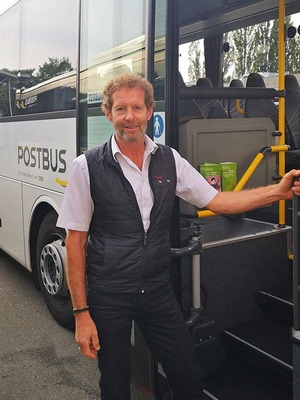 Postbus-Lenker steht vor seinem Postbus © ÖBB / Christa Wind