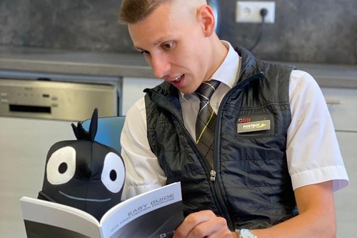 Maskottchen Edgar beim Lernen für den Führerschein © ÖBB / Gruber