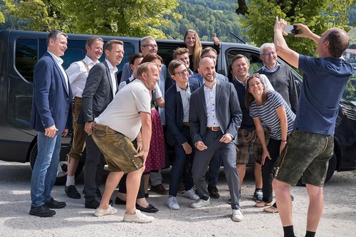 Lässiges Bild von Personen vor Postbus Shuttle © ÖBB / Heidemie Pleschko