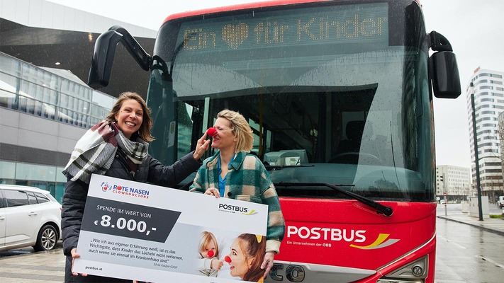 Rote Nasen Spendenscheck vor Postbus © ÖBB / Andreas Scheiblecker