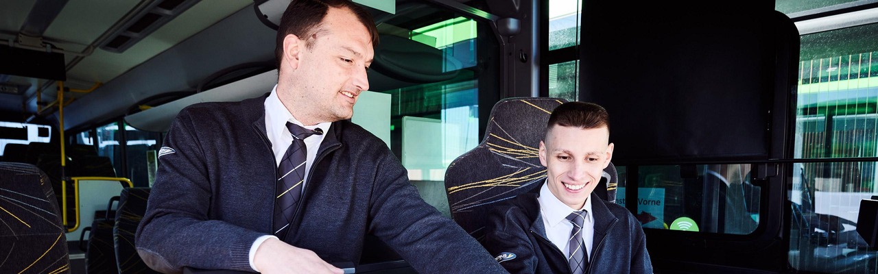 Zwei Busfahrer im Postbus
