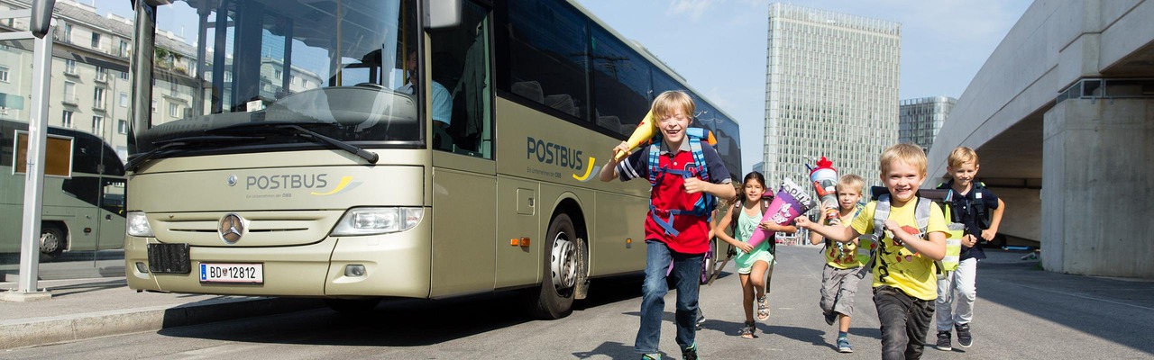 Kinder mit Schultüten beim ÖBB Postbus