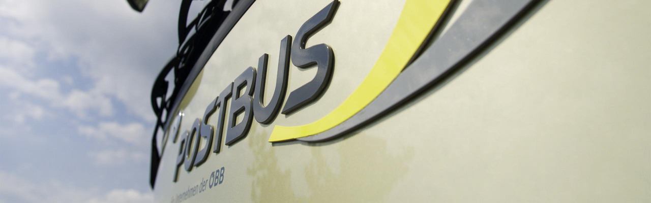 Frontaufnahme mit Postbus Logo