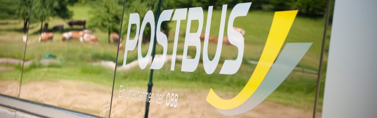 Postbus Logo im Busfenster
