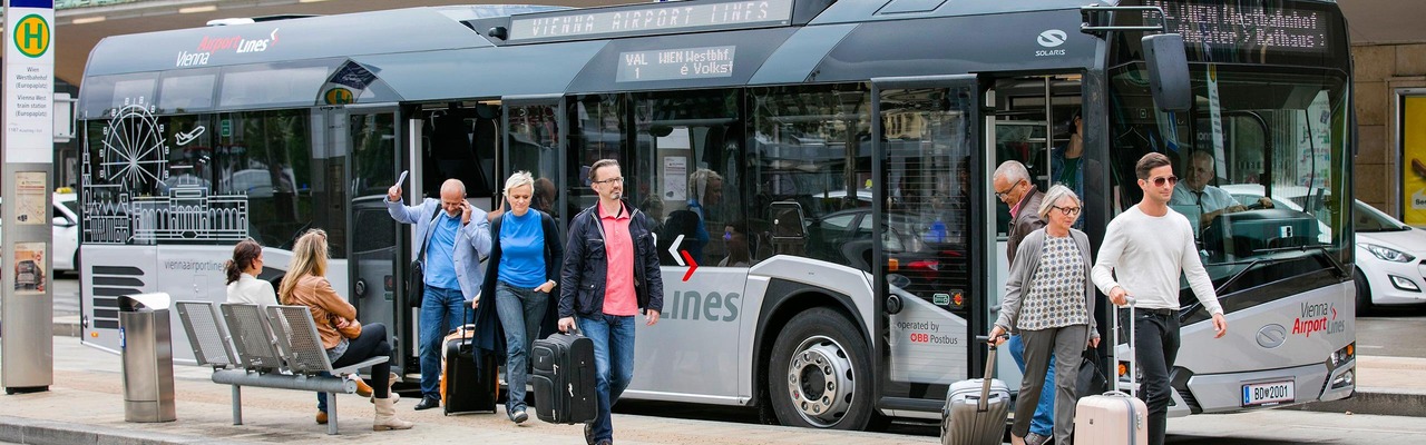 Fahrgäste vor Vienna Airport Lines Bus