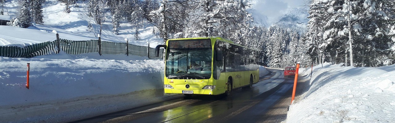 Postbus in Winterlandschaft