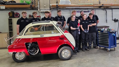 Postbus apprentices behind their project car