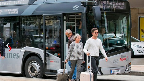 Fahrgäste vor Vienna Airport Lines Bus