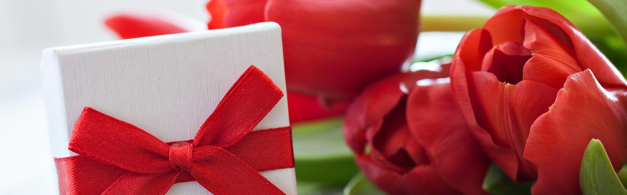 Tulpen und Geschenk