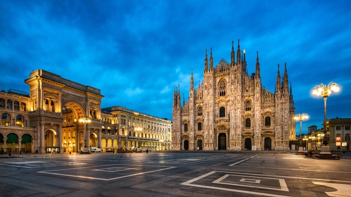 Domplatz in Mailand mit Dom und Triumphbogen