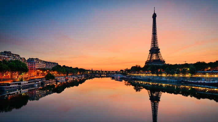 Sunrise at Eiffel Tower