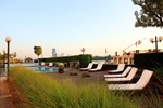 Terrasse und Pool im Hilton Vienna Danube Waterfront