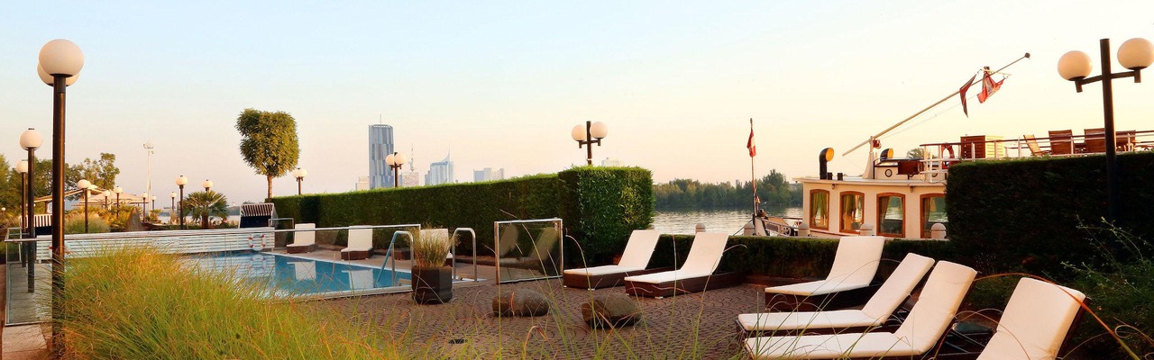 Terrasse und Pool im Hilton Vienna Danube Waterfront