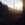 Blick aus dem Zugfenster auf Gleise bei Sonnenuntergang