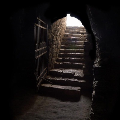 Stiegenabgang zu einem düsteren Keller