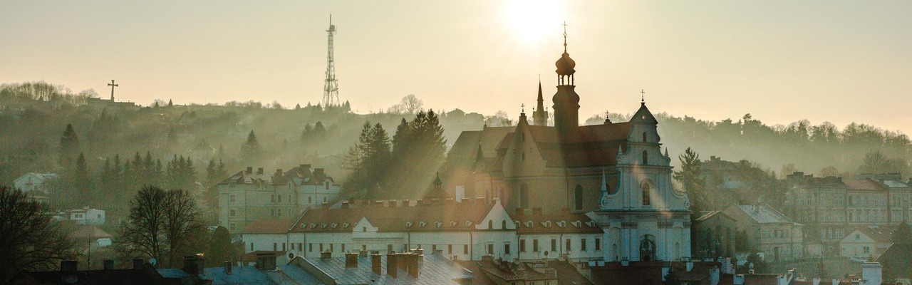 Die Spitzen der Kathedralen und Kirchen über den Dächern in Przemysl
