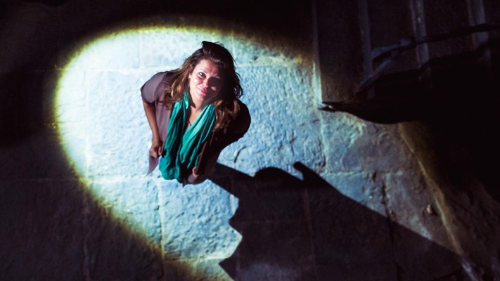 Janina in der Burg Hardegg bei gespenstischer Beleuchtung