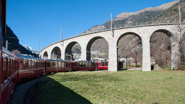 Der schweizer Bernina Express fährt durch das Kreisviadukt