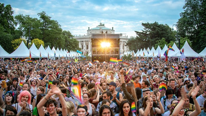 EuroPride Village mit feiernder Menschenmenge
