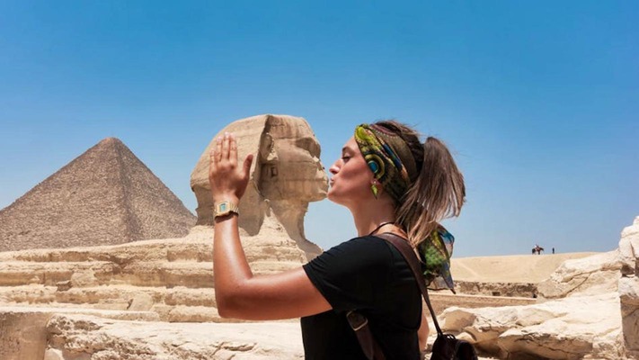 Frau küsst Sphinx