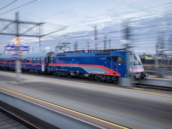 Der Nightjet fährt mit hoher Geschwindigkeit durch einen Bahnhof © ÖBB / Harald Eisenberger Der Nightjet fährt mit hoher Geschwindigkeit durch einen Bahnhof