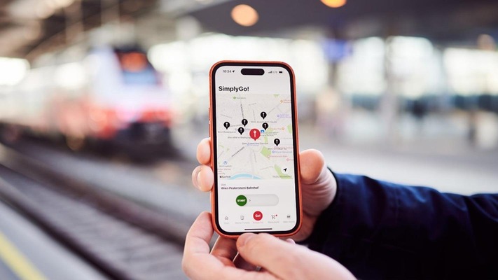 Kunde hält Smartphone mit SimplyGo! App © ÖBB / Marek Knopp