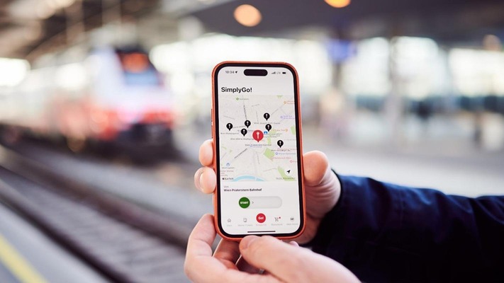 Kunde hält Smartphone mit SimplyGo! App