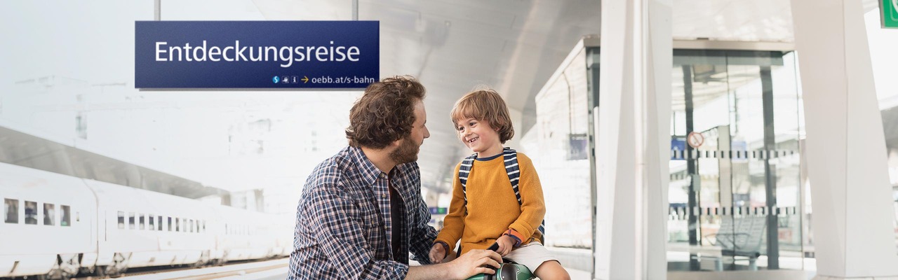 S-Bahn Sujet "Entdeckungsreise" - Mann mit Sohn am Bahnsteig