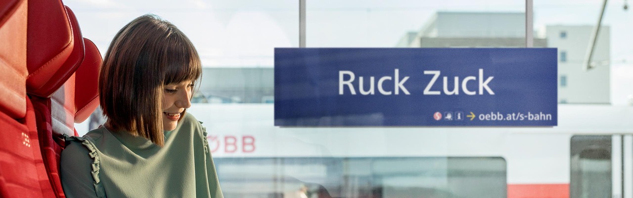 S-Bahn Sujet "Ruck Zuck" - Frau sitzt vor Zugfenster